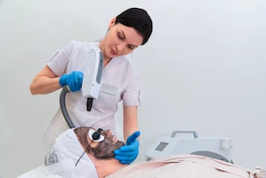 Karbon Peeling - Cilt bakımında öncü bir yöntem olan Peeling, cildinizi daha pürüzsüz, parlak ve sağlıklı görünüme kavuşturmanıza yardımcı olur.