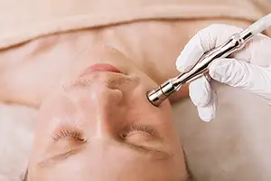 Hydrafacial - Hydrafacial, bir cilt bakımı teknolojisi olup su, oksijen ve aktif maddeler kullanarak cildi temizler, nemlendirir ve yeniler.