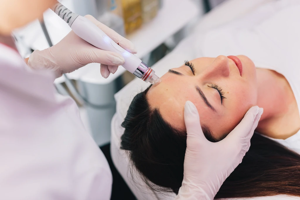 Hydrafacial - Hydrafacial, bir cilt bakımı teknolojisi olup su, oksijen ve aktif maddeler kullanarak cildi temizler, nemlendirir ve yeniler.
