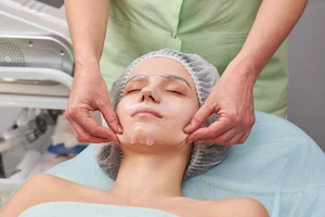 Karbon Peeling - Cilt bakımında öncü bir yöntem olan Peeling, cildinizi daha pürüzsüz, parlak ve sağlıklı görünüme kavuşturmanıza yardımcı olur.