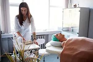 Kolajen İp - Kolajen İp uygulaması cildi gençleştirir ve kırışıklıklardan kurtarırken, vücudun elastikiyetini artırarak cildi daha sağlıklı ve parlak gösterir.