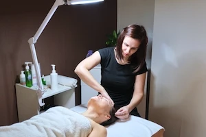 Saç Mezoterapi - Saç mezoterapisi, cildin orta katmanına sağlıklı saçlar için gerekli olan vitamin, mineral, protein, enzimler ve ilaçlar gibi maddelerin enjekte edilmesi ile gerçekleşen bir uygulamadır.