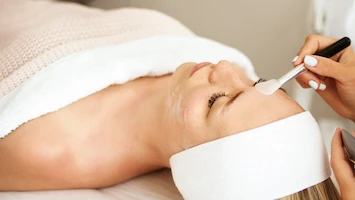 Yosun Peeling - Cilt yüzeyinde bulunan leke, akne, çukur ya da gözenek gibi problemleri ortadan kaldırırken, cilt altında bulunan akneye ya da lekeye sebep olan etkenleri de baskılar.