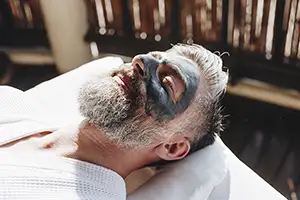 Karbon Peeling - Cilt bakımında öncü bir yöntem olan Peeling, cildinizi daha pürüzsüz, parlak ve sağlıklı görünüme kavuşturmanıza yardımcı olur.
