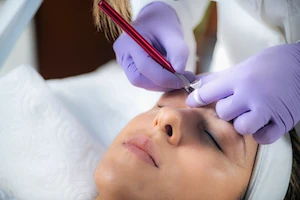 Microblading - Microblading Epidermal pigmentasyondur.  Yüzden önce altın oran ölçüleri alınır sonrasında doğal boyalar ile kıl efekti veren çizimler yapılır.