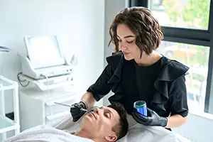 Yosun Peeling - Cilt yüzeyinde bulunan leke, akne, çukur ya da gözenek gibi problemleri ortadan kaldırırken, cilt altında bulunan akneye ya da lekeye sebep olan etkenleri de baskılar.